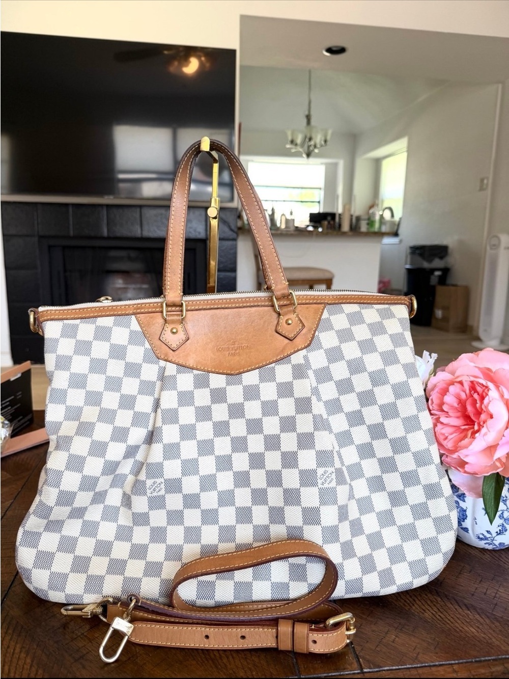 Louis Vuitton - 100% Authentic Louis
Vuitton Siracusa GM Damier Azur EUC
